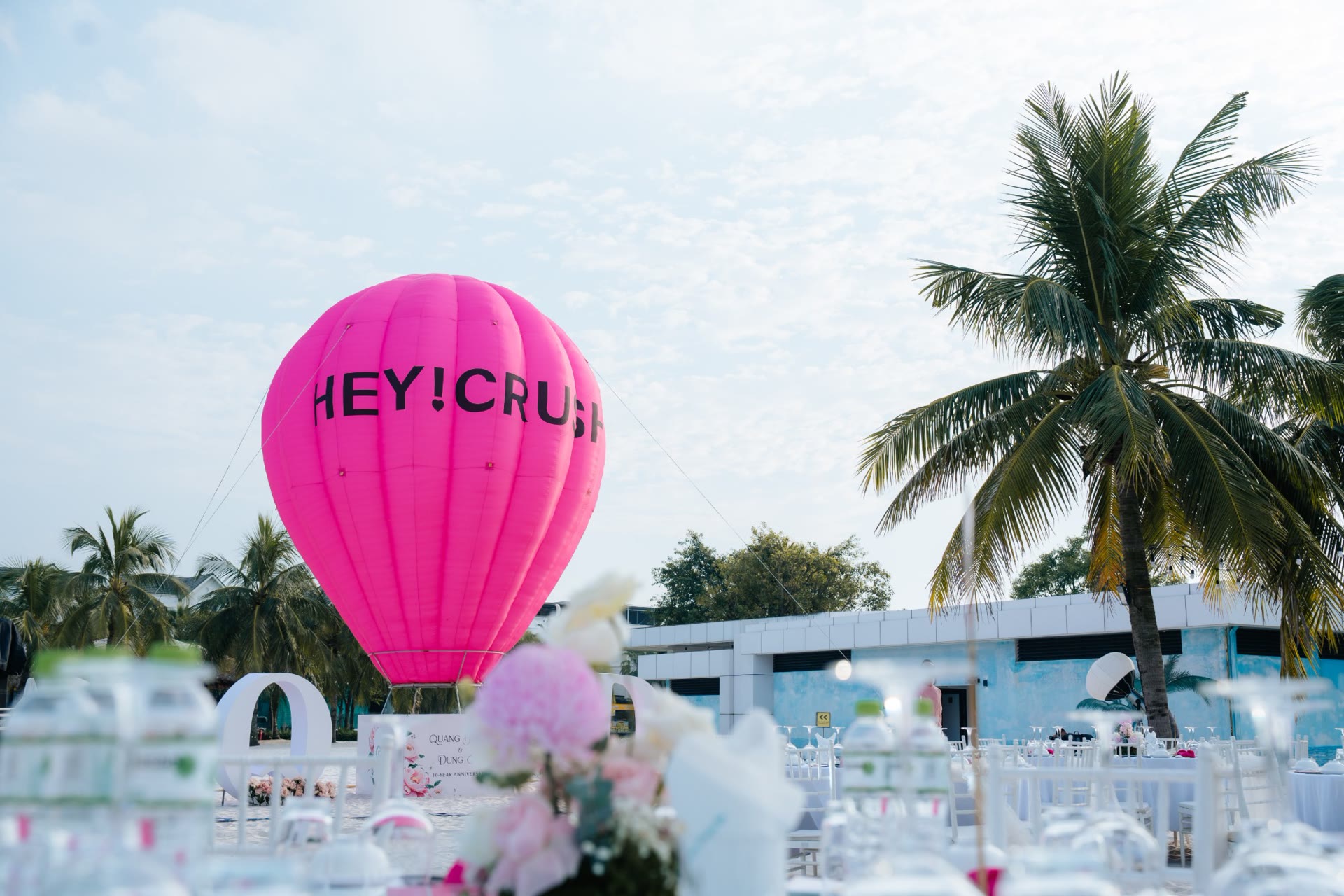 Quả cầu hồng in chữ Hey!Crush rõ nét