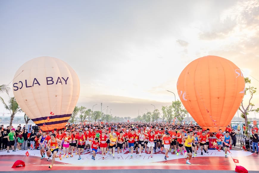 Khinh khí cầu SOLA BAY và quả cầu cam bên vạch xuất phát